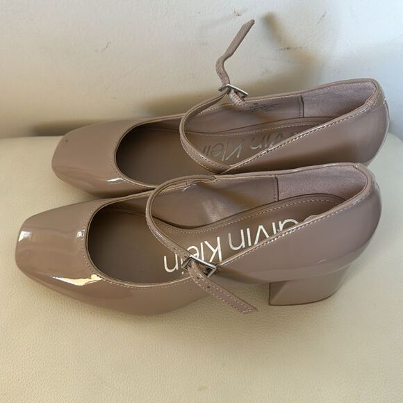Calvin Klein Jatlee Block Heel Pump - Picture 5 of 6